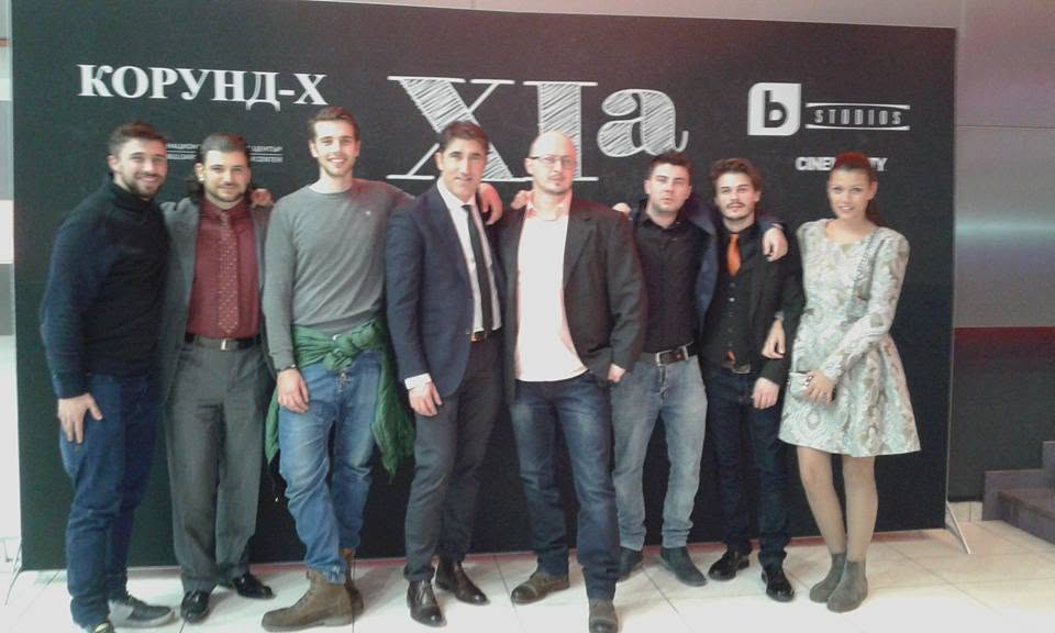 Създателите на „XI А“ пред плаката на премиерата